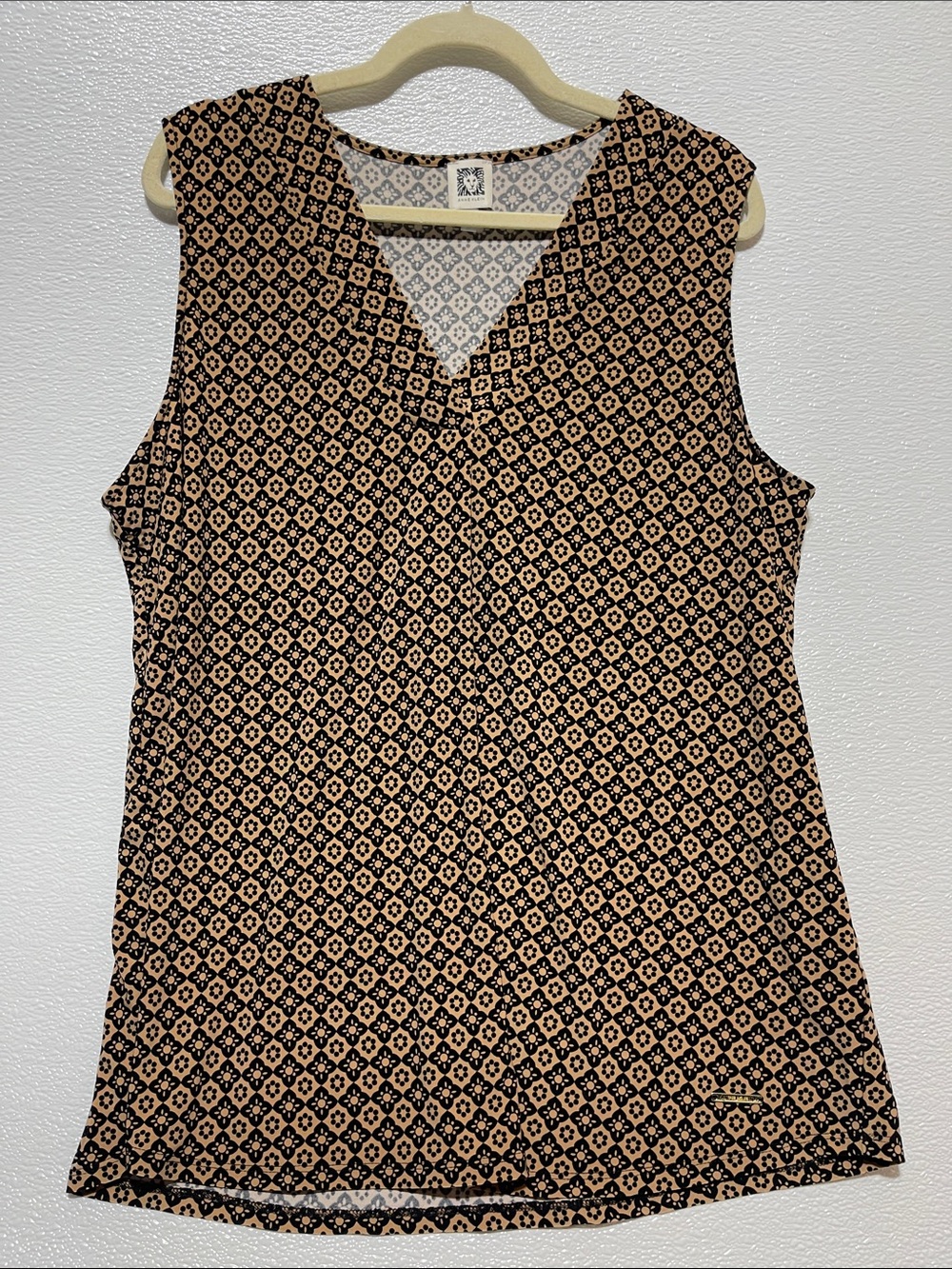 Anne Klein Sleeveless V-Neck Geometric Print Shell - Black and Tan